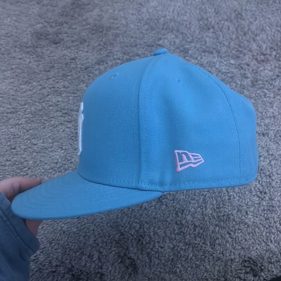 fitted hat - Picture 3 of 5